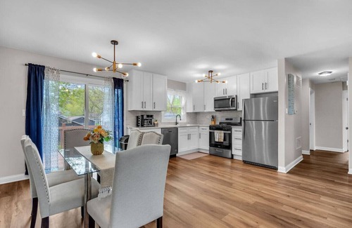 Lake in the Hills Haus | Modern 4BD Home in Lake Hills Pet friendly