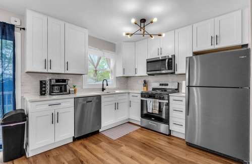 Lake in the Hills Haus | Modern 4BD Home in Lake Hills Pet friendly