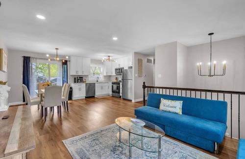 Lake in the Hills Haus | Modern 4BD Home in Lake Hills Pet friendly