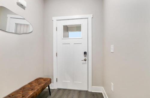 Grandville Wohnung | Modern 4BR 4BA Two Unit Condo w Garage and Patio