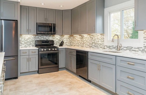 Bensenville Haus | Modern 4BR Getaway -Private Yard -Bensenville