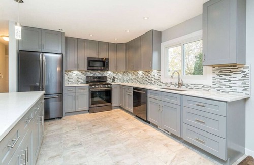 Bensenville Haus | Modern 4BR Getaway -Private Yard -Bensenville