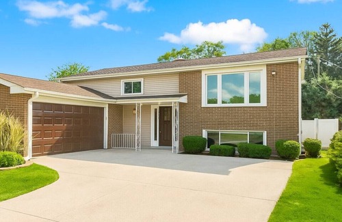 Bensenville Haus | Modern 4BR Getaway -Private Yard -Bensenville