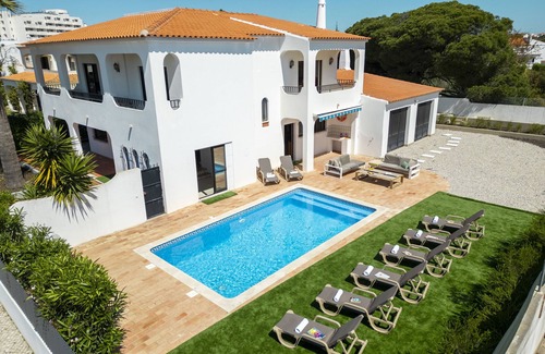 Santa Eulalia Villa | Modern 4BR w/ Heatable Pool & BBQ in Albufeira
