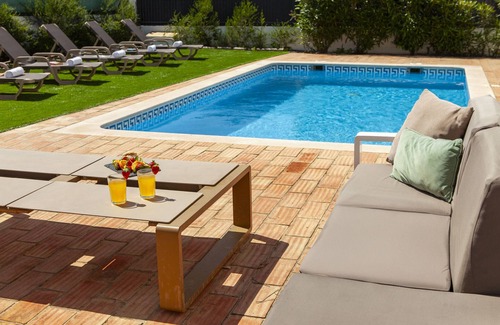 Santa Eulalia Villa | Modern 4BR w/ Heatable Pool & BBQ in Albufeira