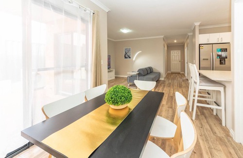 Cloverdale Haus | Modern 4X2 Perth house near Stadium/Casino/Airport