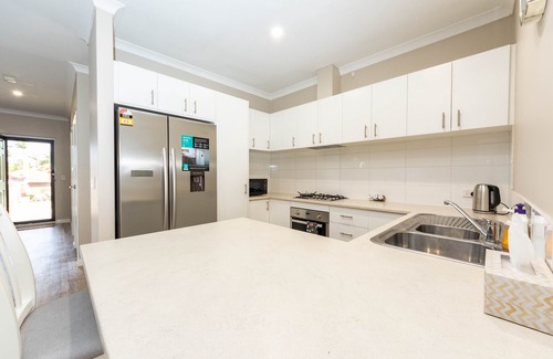 Cloverdale Haus | Modern 4X2 Perth house near Stadium/Casino/Airport