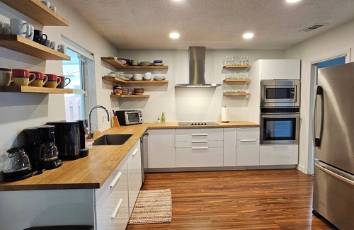 Hallandale Beach Haus | Modern 5⭐ HOME just 6-Min to Beach🏖️ +FREE Rental Car + FREE WATERSPORTS🌊 !