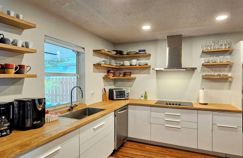 Hallandale Beach Haus | Modern 5⭐ HOME just 6-Min to Beach🏖️ +FREE Rental Car + FREE WATERSPORTS🌊 !