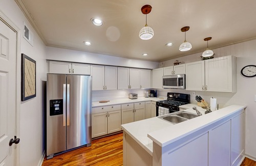 Buford Kabine | Modern adventure cabin with firepit, large balcony, games, & AC - dog-friendly