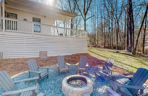Buford Kabine | Modern adventure cabin with firepit, large balcony, games, & AC - dog-friendly