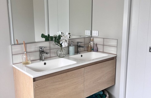 Cable Bay Haus | Modern and Spacious