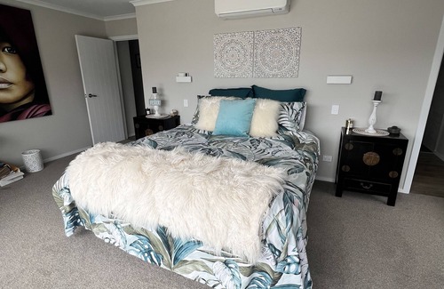 Cable Bay Haus | Modern and Spacious