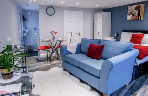 Walsall Wohnung | Modern and Stylish 1-Bedroom Guesthouse near M6 J10 Perfect for Business Stays & Couples Free Parking & Wi-Fi