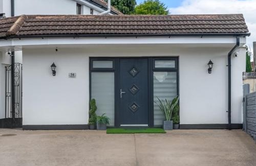 Walsall Wohnung | Modern and Stylish 1-Bedroom Guesthouse near M6 J10 Perfect for Business Stays & Couples Free Parking & Wi-Fi