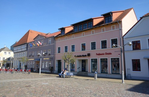 Ueckermuende Wohnung | Modernes Apartment/Ferienwohnung in Top-Lage am Marktplatz im Seebad Ueckermünde