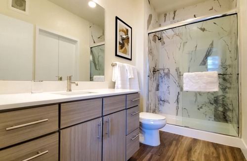 Indian Creek Wohnung | Modern Apartment in Prime Location (ID2121X26)