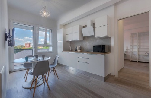 Bolognina Wohnung | Modern apartment located on the second floor of a building, equipped with a lift (to access it you have to climb 6 steps)45 sqm apartment, with bedroom and bathroom. The whole house is equipped with an internet connection.Essential services such as super