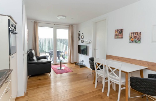 Grinzing Wohnung | Modern apartment with tiny garden near city center