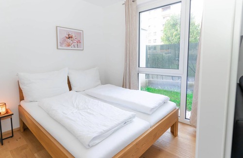 Grinzing Wohnung | Modern apartment with tiny garden near city center