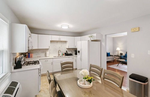 Libertyville Wohnung | Modern Apt w/ 2 Kings 1/2 mile to DT Libertyville!