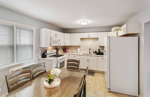 Libertyville Wohnung | Modern Apt w/ 2 Kings 1/2 mile to DT Libertyville!