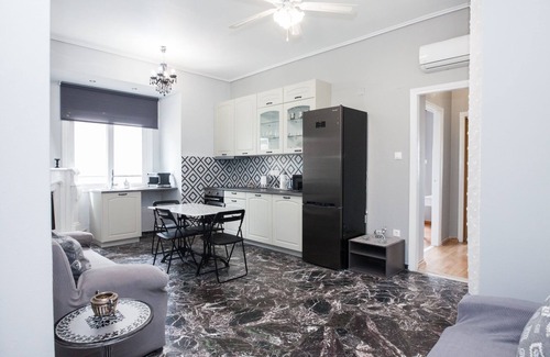 Galatsi Wohnung | Modern apt with Increbilbe Athens Views