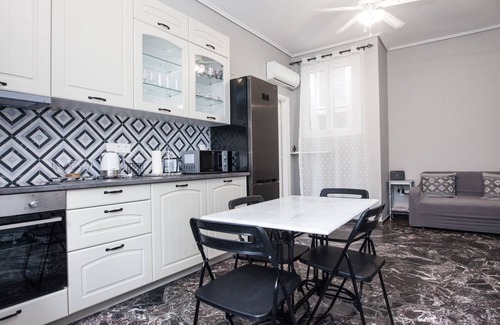 Galatsi Wohnung | Modern apt with Increbilbe Athens Views