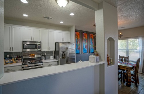 Mesa Del Sol Innovation Park Haus | Modern Art Filled Dog friendly home w/Grill