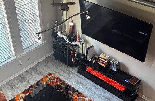 Atlantic Station Area Eigentumswohnung | Modern Atlantic Station Loft 2-Min Walk to Dining, Shopping, Gym & Theater