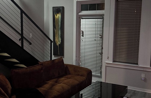 Atlantic Station Area Eigentumswohnung | Modern Atlantic Station Loft 2-Min Walk to Dining, Shopping, Gym & Theater