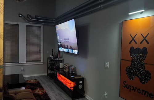 Atlantic Station Area Eigentumswohnung | Modern Atlantic Station Loft 2-Min Walk to Dining, Shopping, Gym & Theater