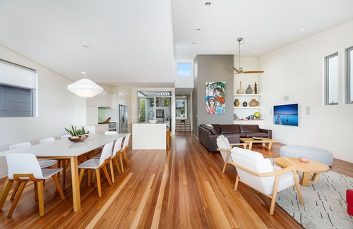 North Curl Curl Haus | Modern Beach House - 3 Minuten zu Fuß zum Strand und 9 Minuten zu Fuß zu den Geschäften / Restaurants