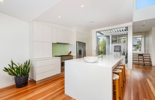 North Curl Curl Haus | Modern Beach House - 3 Minuten zu Fuß zum Strand und 9 Minuten zu Fuß zu den Geschäften / Restaurants