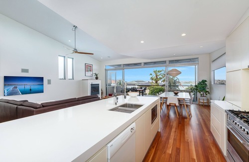 North Curl Curl Haus | Modern Beach House - 3 Minuten zu Fuß zum Strand und 9 Minuten zu Fuß zu den Geschäften / Restaurants