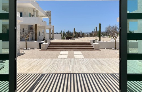 La Ventana Haus | Modern beachfront house with pool