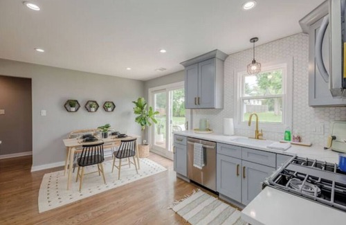 Lombard Haus | Modern Boho house in Lombard 7 min to Metra