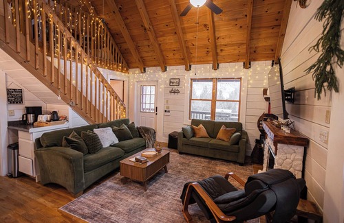 Slatyfork Farm Kabine | Modern Cabin 15 min to Snowshoe Ski Resort, Sauna, Hot Tub with Mountain Views