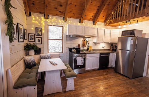 Slatyfork Farm Kabine | Modern Cabin 15 min to Snowshoe Ski Resort, Sauna, Hot Tub with Mountain Views