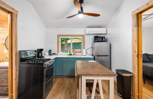 Mayfield Kabine | Modern Cabin on Arbutus Lake w/Pontoon Rentals