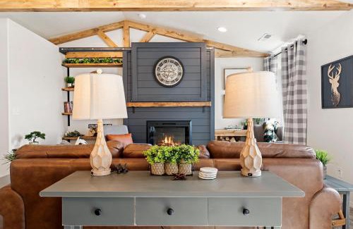 Caldwell Haus | Modern Cabin Vibes, Vaulted ceilings, Sleeps 8!