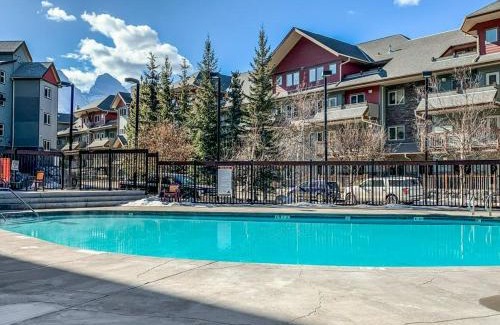 Canmore Wohnung | Modern Cabin Vibes with pool at The Lodges