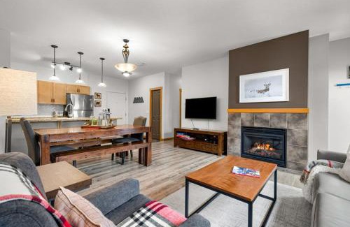 Canmore Wohnung | Modern Cabin Vibes with pool at The Lodges