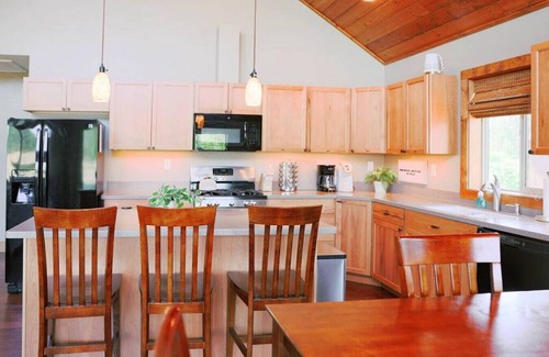 Fir Grove Estates Wohnung | Modern Cabin w/ Open Views & Fenced Yard