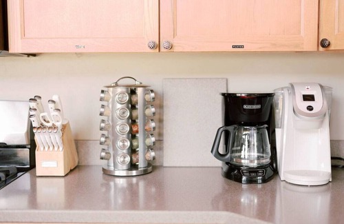 Fir Grove Estates Wohnung | Modern Cabin w/ Open Views & Fenced Yard