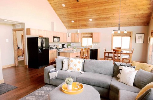 Fir Grove Estates Wohnung | Modern Cabin w/ Open Views & Fenced Yard