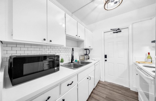 Survey Creek Wohnung | Modern Chic Getaway - Sleeps 10 - Palmwavestays