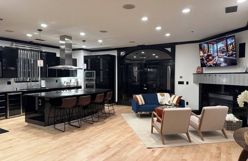 Shawnee Eigentumswohnung | Modern Chic Loft in Downtown Shawnee KS Walking Distance to Local Atrractions