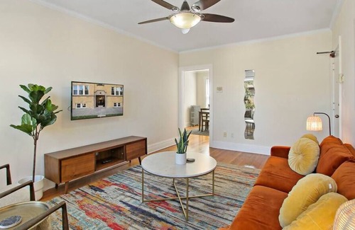 Old Irving Park Wohnung | Modern Comfort 2BR Haven in Chicago