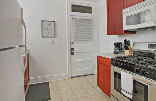 Old Irving Park Wohnung | Modern Comfort 2BR Haven in Chicago